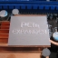 Disipador sobre el chip NF200, encargado de dar 2 líneas PCIe 16X generación 2.