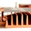 Disipador del chip NF200, se ve el heatpipe que atraviesa el pequeño disipador.