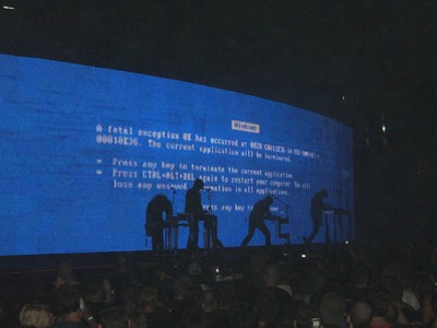 1221231624iks3twacts_1_1_l-400x300 BSOD del día: Nine Inch Nails en concierto