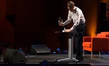 Bill Gates libera mosquitos en la mitad de la conferencia TED. ¿Malaria o mal de la cabeza?