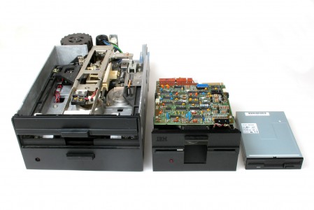 3 unidades de disquette, de 8", 5¼" y 3½, respectivamente.