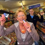 Cuidado con cantar en el supermercado en Inglaterra: Te pueden amenazar con una demanda