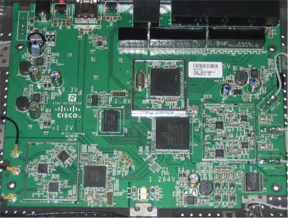 571px-Cisco_linksys_e4200_board2