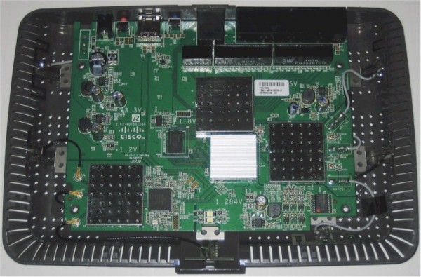 724px-Cisco_linksys_e4200_board1