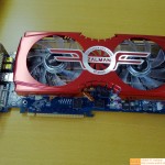 Zalman Radeon HD 7950 posa para la cámara