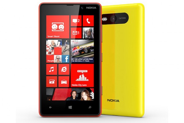 NOKIA_Lumia_820_01