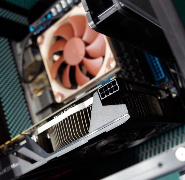 ASUS-GeForce-GTX-670-DirectCU-Mini-2